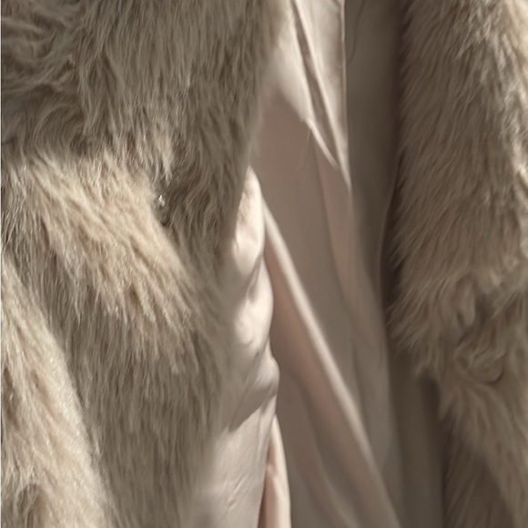 Beautiful short brand new faux cozy coat - Picture 4 of 5